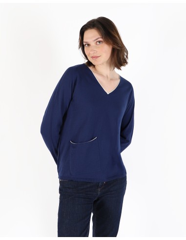 TWO-TONE V-NECK, ONE POCKET